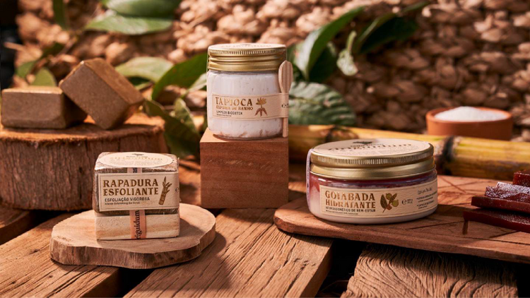 The Ziriguidum Collection is synonymous with body in motion and invites you to a complete bathing ritual, proposed in 3 steps: exfoliation, cleansing and hydration.