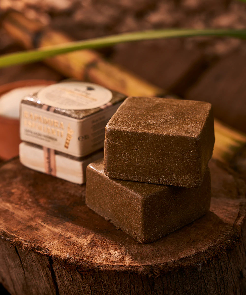 The high exfoliating power comes from volcanic rocks, the basis of our Exfoliating Rapadura. Therefore, direct use on the skin should be done only on the feet, or in regions of great heat.