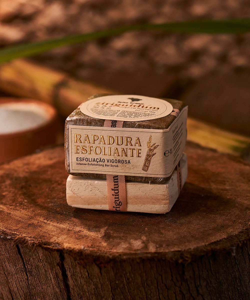 Exfoliating Rapadura Solid body scrub in innovative rapadura format, promotes a vigorous exfoliation, removing dead cells. 